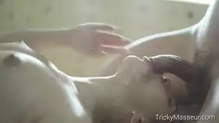 المدلك يغري البيضاء الناعمة ويثير بظرها بالفرك و تمص زبه و ينكيها على طاولة المساج