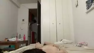 ينيكها قدام صديقتها و يخليها توحوح من قوة الزب و صديقتها تشوف فيلم كامل