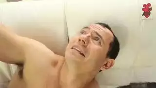 تم ضبطها عارية: رجل الأم يعطيها ضربات خلفية خشنة