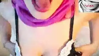 محجبة ومكشوفة: مداعبة فتاة عربية المثيرة لأثدائها
