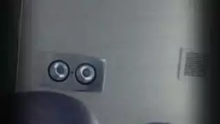 أوجي لمؤخرات تلميذات مشعرة مع كب كيك على مكتب المعلم