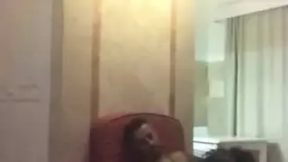 حرامي داخل علي جارته المنقبه بيختصيبها و يقلعها البنطلون وهي نايمه وهي تقوم تصرخ