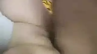 شاب مرهق يرقص مال أمة في المنزل