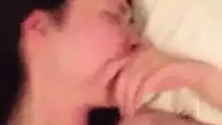 مراهقة آسيوية سمراء تمارس الجنس بعنف وتتوج نجمة أفلام إباحية نهائية