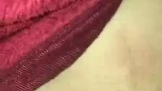 نجم إباحي يمص ويبلع حلقياً قضيباً كبيراً