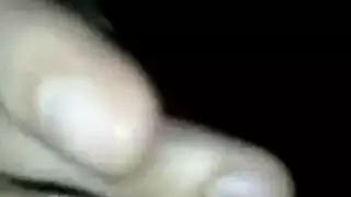 البنت جاءت بتنام عند عمها ف ركبها