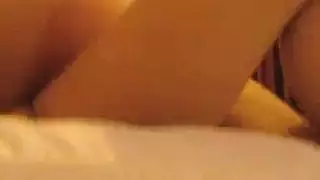 أنثى ناضجة تتحكم في لقاء صريح مع شاب