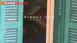 يتجسس على اخته وهي بتححم