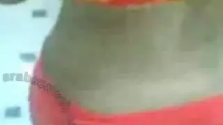 مشهد عربي إكس إكس إكس: نيك بجانب السرير مع حركة ثدي مكثفة