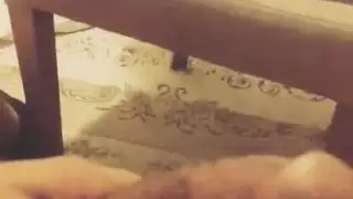 انزلي على ركبتيك وابتلعي لحمي التركي