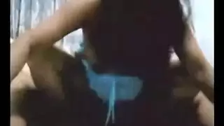 زوج عربي يملأ طيزها الضيقة بشحنة كبيرة