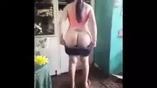 مجموعة فتيات عرب يستمنين بالزيت ويدلكن بظرًا في رقصة حسية
