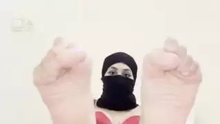 فتاة عربية شقية بالنقاب تظهر قدميها الناعمتين لشهوتك