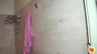 مجنون سويسري يخترق فتحتها الضيقة بلا رحمة