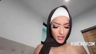 الثعلبة المحجبة تمسك بالقضيب وتتحكم
