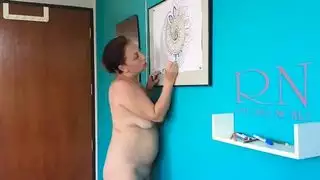 فتاة هندية عارية يلوّن فرجها في فصل فن جنسي صريح