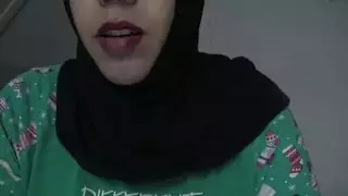 ديوث عربي خاضع ينظف سائل زوجته بعد جلسة جنس جماعي