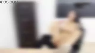 البروفيسورة المثيرة أليخاندرا تأخذ قضيبًا من الخلف على المكتب
