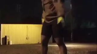جنس حيوان علني: عاهرة عارية تستمني مع لاما