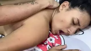 جماع جماعي هاوي مع مراهقة كبيرة الصدر تحب السائل المنوي في فمها