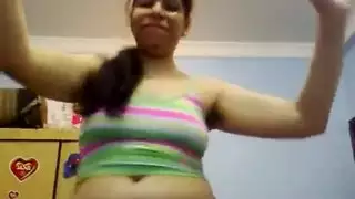 اهززي مؤخرتك الممتلئة قبل أن تأخذي هذا القضيب العميق