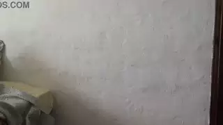 ربة منزل عربية متفاجئة بفحص طبيب إباحي