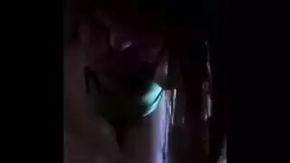 أم تدخل على ابنتها وهي تستنمي