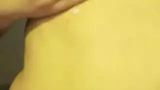 صديقة صدرها صغير تحب الركوب العميق على الكرسي