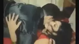شقراء صغيرة تحصل على حفرتها الحلوة من قبل الحشد