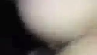 عاهرة فاتنة تأخذ قضيبين في جنس ثلاثي ساخن