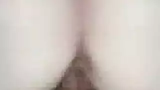 جنس مثلي صريح: قضيب مشقوق يمدد مؤخرة الفتى
