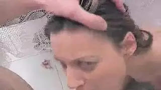 فتاة متحولة تبلع قضيبًا بعمق وتتلقى قذفًا كثيفًا على وجهها