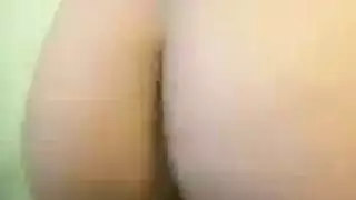 الفتيات الساخنة يلعبون مع بوس بعضهم البعض بينما هم وحدهم في المنزل وقرن جدا