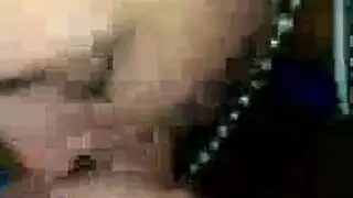 إباحية بجانب المسبح: فتاة نحيلة تأخذ قضيبًا سميكًا في فمها