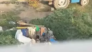 مهبلها الوردي يهتز باللعبة بينما تتعرض للضرب بقوة