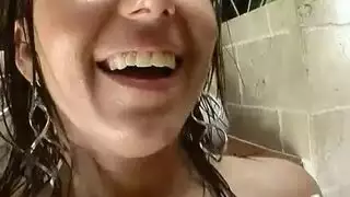 دخل عليا وأنا للحمام