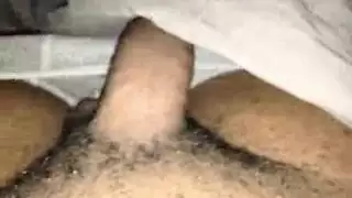 قضيب كبير يبلع السائل المنوي من الخصيتين الثقيلتين