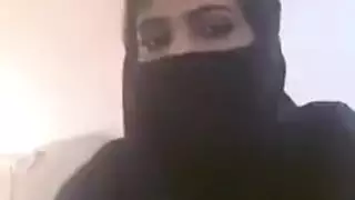 فتاة عربيه تظهر سدرها علي الويب