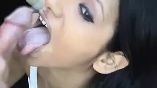 الأم الزوجية تعلم الولد كيفية النيك في السرير