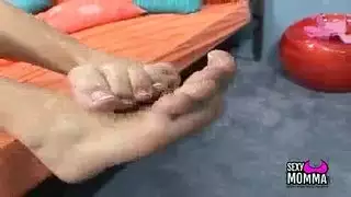 عبادة قدمي كارين كابور والقذف عليهما