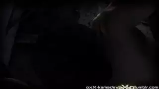 إزالة ملابسها ببطء