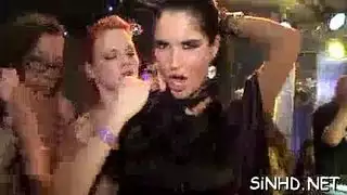 قضيب أمريكي ضخم في وضعية الكلب