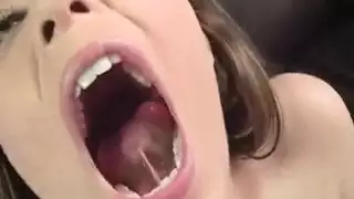 عاهرة شقراء موشومة تأخذ جرعة شرجية قاسية من شابين