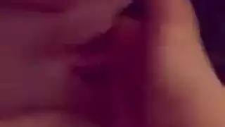 زوجة سعودية ساخنة ترفع رجولها السمينة تتناك في شهر عسل نار في الفندق