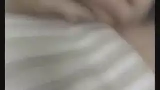 البحث عن تلك السمراء الساخنة ينتهي بممارسة جنس جماعي