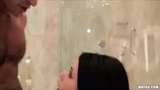 علاقة جنسية جماعية في الحمام للمؤخرة الفاتنة المشعرة