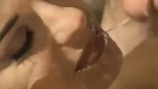 فتاة جميلة تستقبل قذف مني لزج على الوجه