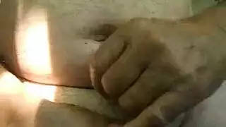 شقراء مثيرة تمتلئ بلعبة ضخمة