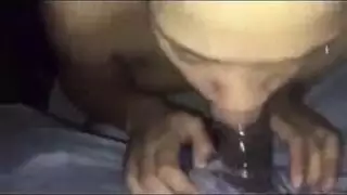 جلسة مص في الحديقة: فم أسود يمتلئ بالمني الأبيض