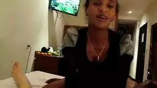 شقراوان تمصان وتسالان لعابًا على انتصاب ضخم